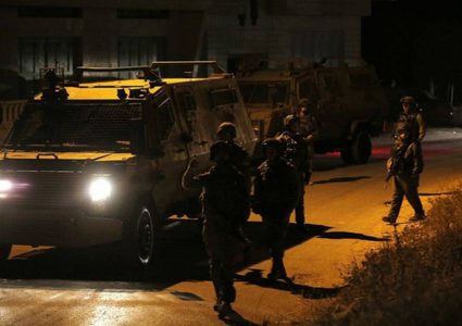 اعتقالات ومداهمات بالضفة