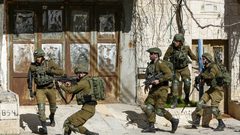 الاحتلال يواصل اغلاق  قرية دير نظام شمال رام الله