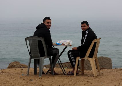 صيادون على قوارب الصيد الخاصة وسط ضباب كثيف في غزة