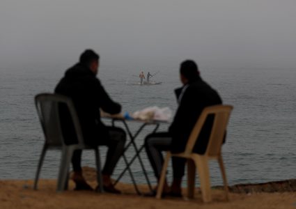 صيادون على قوارب الصيد الخاصة وسط ضباب كثيف في غزة