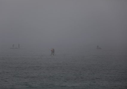 صيادون على قوارب الصيد الخاصة وسط ضباب كثيف في غزة