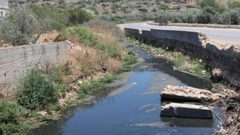 مستوطنون يضخون المياه العادمة في أراضي المواطنين بقرية حوسان