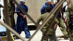 قوات الاحتلال تعتدي بالضرب المبرح على 3 أسرى لحظة اعتقالهم