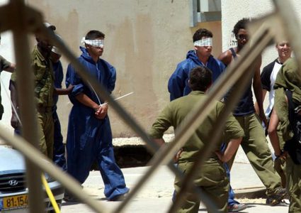 قوات الاحتلال تعتدي بالضرب المبرح على 3 أسرى لحظة اعتقالهم