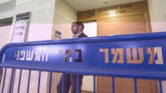 إصدار أحكام وتمديدات بحق أسرى والافراج عن آخرين