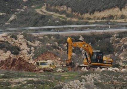 قوات الاحتلال تجرف أراضي قرب مدخل قرية دير نظام