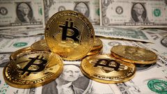 "بيتكوين" يهوي من القمة التاريخية