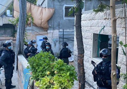 الاحتلال يسلم عائلة مقدسية قرارا بإخلاء منزلها