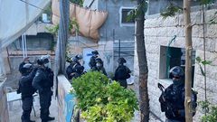 الاحتلال يسلم عائلة مقدسية قرارا بإخلاء منزلها