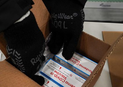 موظف صحي أميركي يتلف 500 جرعة من لقاح كورونا