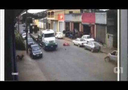 رجل ينجو بأعجوبة من حادث سير مريع!