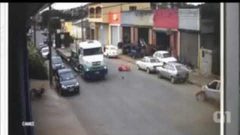 رجل ينجو بأعجوبة من حادث سير مريع!