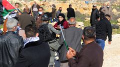 الاحتلال يمنع المواطنين من الوصول إلى أراضيهم المهددة بالمصادرة في حلحول