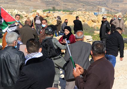 الاحتلال يمنع المواطنين من الوصول إلى أراضيهم المهددة بالمصادرة في حلحول