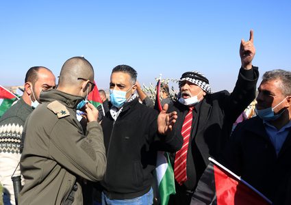 الاحتلال يمنع المواطنين من الوصول إلى أراضيهم في حلحول