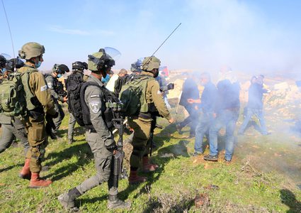 الاحتلال يمنع المواطنين من الوصول إلى أراضيهم في حلحول