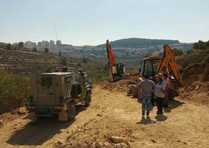 الاحتلال يحتجز جرافة خلال عملها في شق طريق شرق تياسير