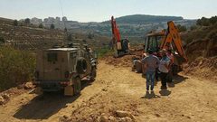 الاحتلال يحتجز جرافة خلال عملها في شق طريق شرق تياسير