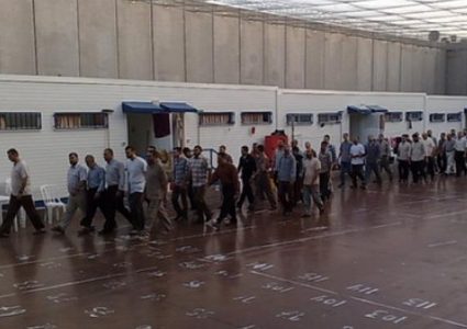 الهيئة: الأسرى في "عصيون" يعانون البرد القارص ويحرمون من الطعام