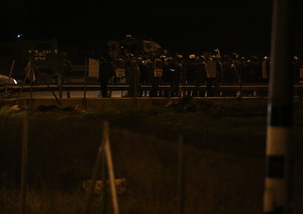 مستوطنون يرشقون مركبات المواطنين بالحجارة قرب قرية اللبن الشرقية