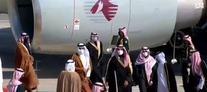 محمد بن سلمان يستقبل أمير قطر تميم بن حمد في مطار العلا