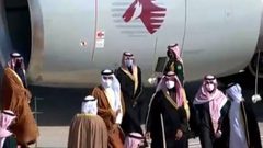 محمد بن سلمان يستقبل أمير قطر تميم بن حمد في مطار العلا