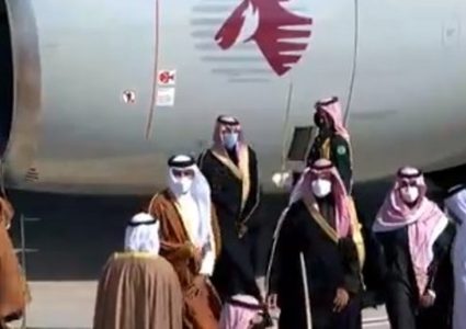محمد بن سلمان يستقبل أمير قطر تميم بن حمد في مطار العلا