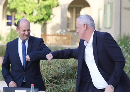 غانتس يبحث إمكانية التحالف مع بينيت لخوض انتخابات الكنيست