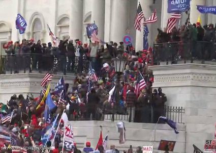 مناصرو ترامب يخترقون حواجز أمن مبنى الكابيتول ويدخلونه