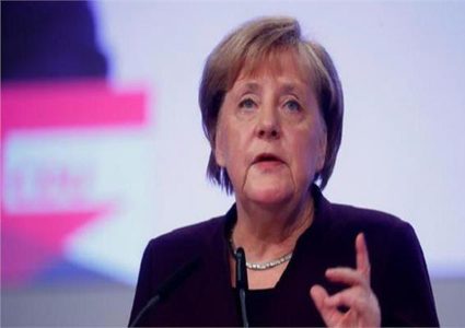 ميركل تدعو للحد من الاختلاط وتفرض قيودا أكثر صرامة