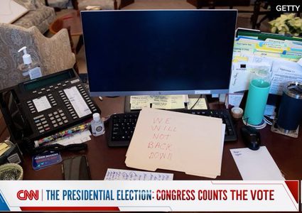 مناصرو ترامب لبيلوسي بعد أن اقتحموا مكتبها: "لن نتراجع"