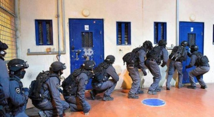 قوات القمع تقتحم سجن "عوفر" وترش الأسرى بالغاز في قسمي 21 و22