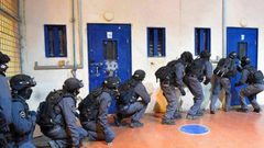 قوات القمع تقتحم سجن "عوفر" وترش الأسرى بالغاز في قسمي 21 و22