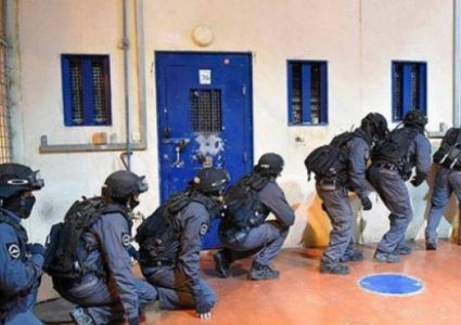 قوات القمع تقتحم سجن "عوفر" وترش الأسرى بالغاز في قسمي 21 و22