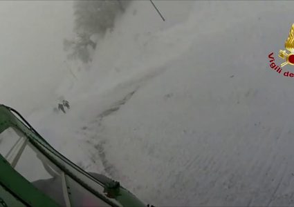 مروحية تنقذ عائلة حاصرها الثلج