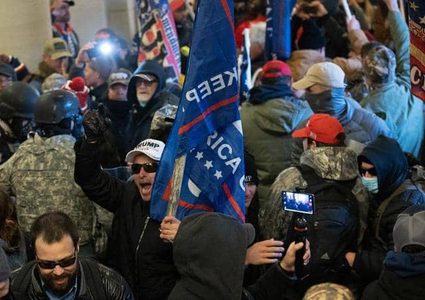 مسؤولون أمريكيون يدينون اقتحام الكونغرس ويصفونه بمحاولة انقلاب