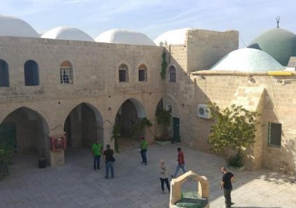 أبو الرب: دخول المستوطنين داخل المساجد امعان بالتطرف والعربدة