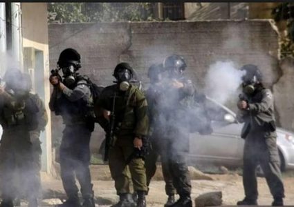 الخليل: عشرات حالات الاختناق خلال مواجهات مع الاحتلال في بيت أمر