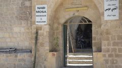 مستوطنون يقتحمون مسجد مقام النبي موسى