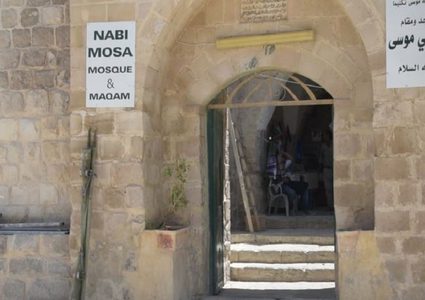 مستوطنون يقتحمون مسجد مقام النبي موسى