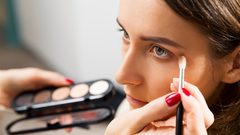 تحذيرات من تأثير وضع مساحيق التجميل يوميا