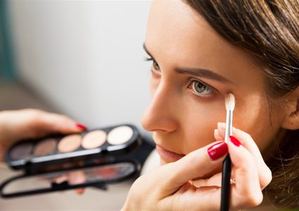 تحذيرات من تأثير وضع مساحيق التجميل يوميا