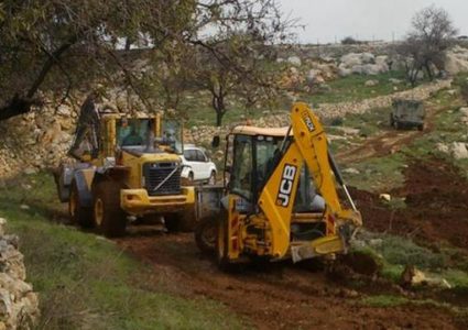 الاحتلال يجرف مساحات واسعة من أراضي بلدتي بروقين وكفر الديك