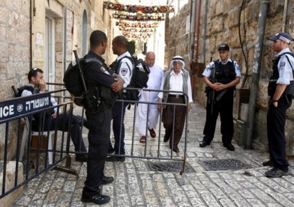 قوات الاحتلال تشدد إجراءاتها وتمنع المصلين من الوصول للأقصى