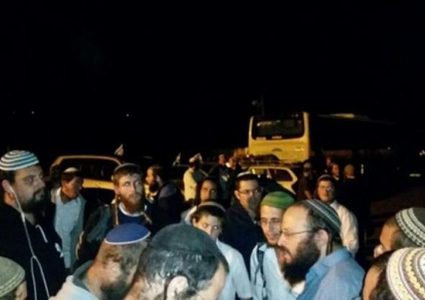 مستوطنون يحتشدون قرب دوار كفل حارس شمال سلفيت