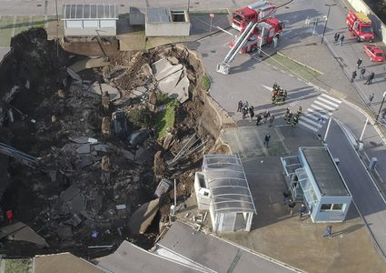شاهد انهيار أرضي يبتلع موقف للسيارات في إيطاليا