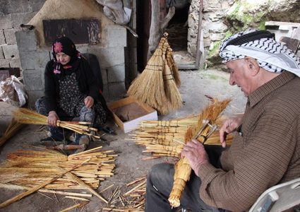 زوجان يصنعان "المكانس" بحب ويحافظان على مهنة مهددة بالإندثار