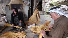 زوجان يصنعان "المكانس" بحب ويحافظان على مهنة مهددة بالإندثار