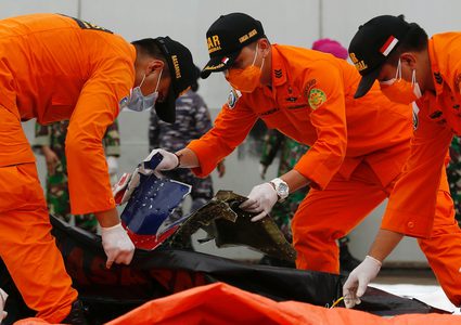 أندونيسيا تعلن تحطم الطائرة المنكوبة بشكل كامل والعثور على أشلاء