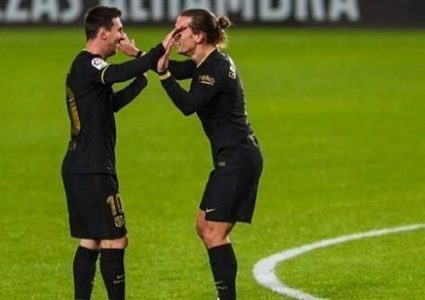 ميسي وغريزمان يتقاسمان رباعية برشلونة في مرمى غرناطة